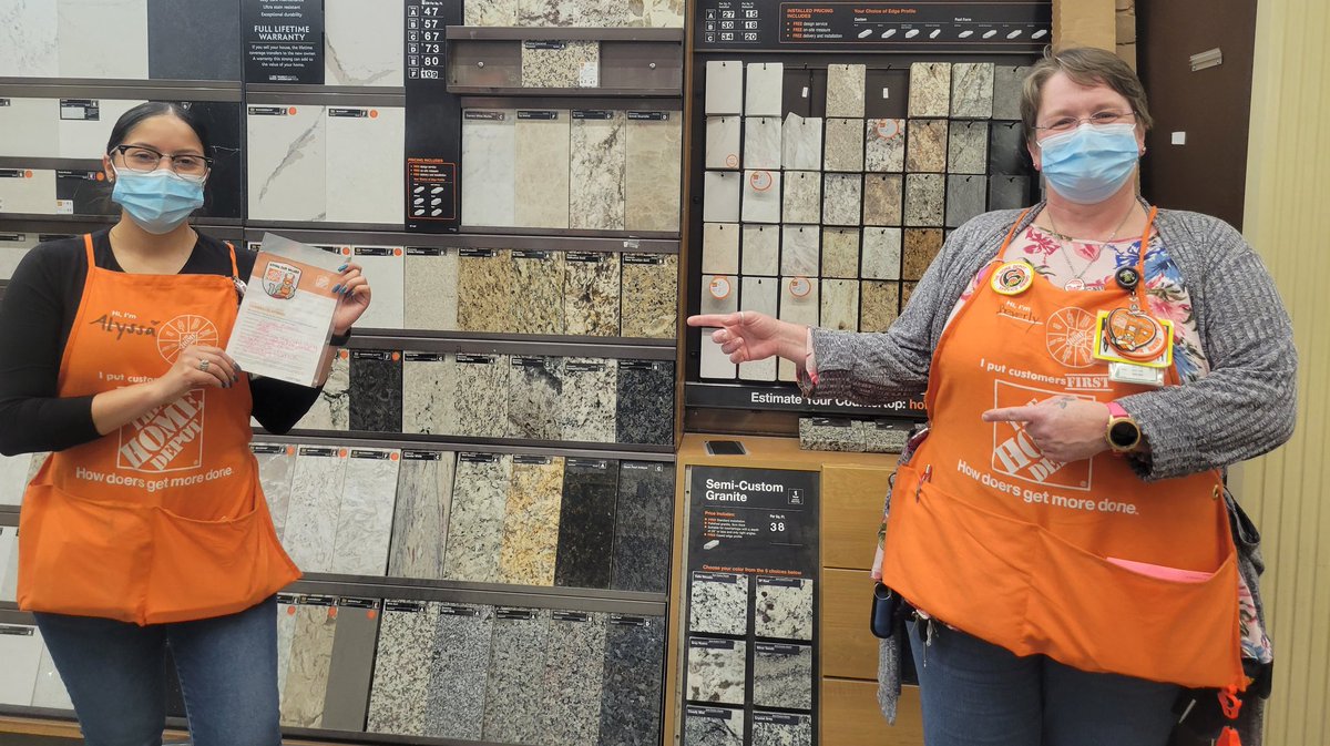 Recognizing D70 specialist Alyssa for going above and beyond to assist a disabled customer. Another customer made sure to call me to the front to praise her. Living the values!  <a href="/BabyBoi1977/">Daniel Dawson</a> <a href="/BacaDavidbaca6/">Dave Baca</a> <a href="/Patlyon1/">Pat lyon</a> @AsacowensOwens <a href="/ECook1225/">Eric Cook</a> <a href="/garland_haynes/">Garland Haynes</a> <a href="/keren_gorg/">Keren Gorglione</a>