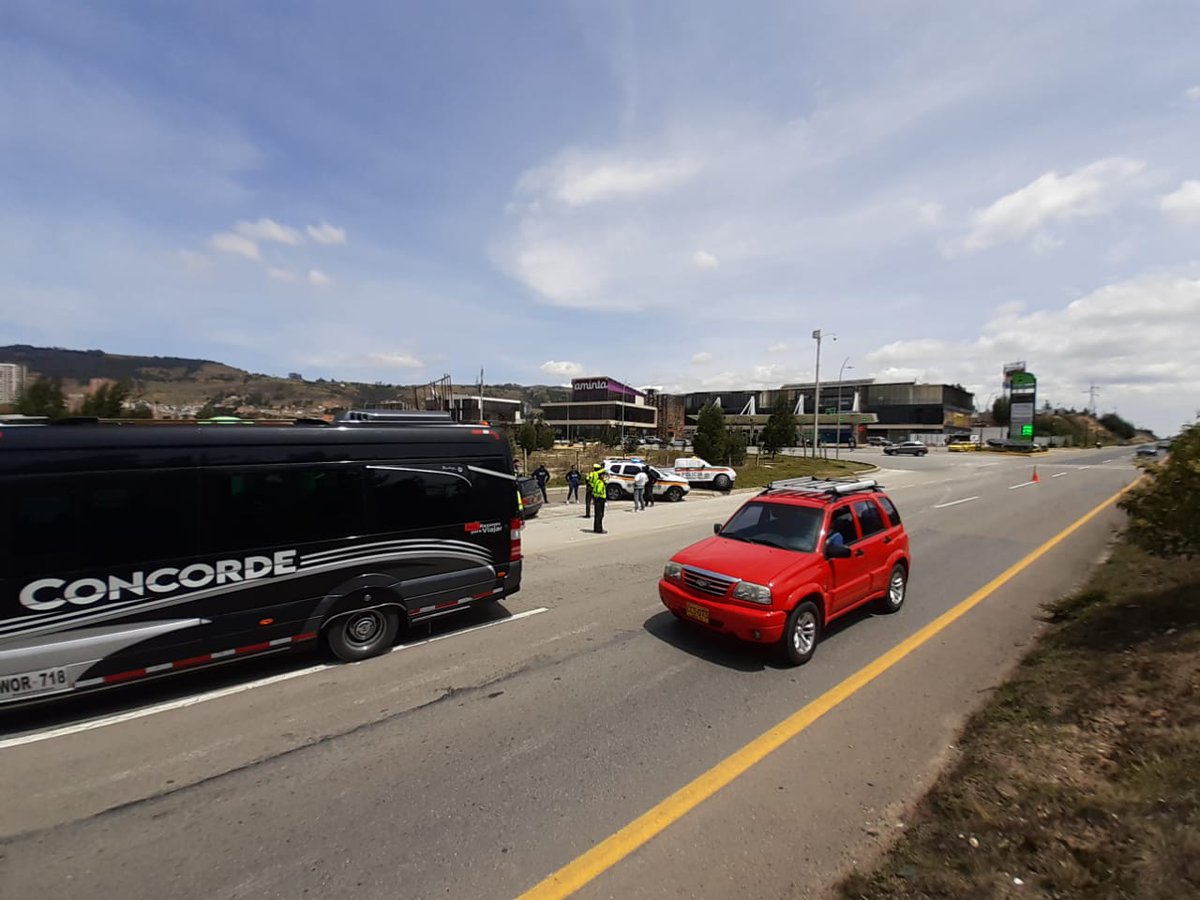 PoliciaMTunja's tweet photo. Adelantamos controles en vías del área metropolitana con el fin de garantizar la seguridad y convivencia de quienes se desplazan en este #LunesFestivo de #PlanRetornoSeguro a sus hogares.
#ConstruyendoSeguridad #EsUnOrgulloSerPolicía https://t.co/U4uczaShUt