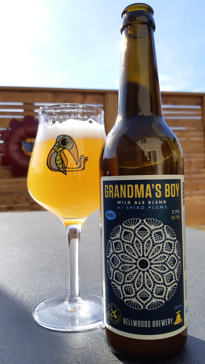 Van_Man76's tweet photo. I'm glad I spent the extra💰 and grabbed a beer named after one of my fav movies!❤
@bellwoodsbeer Grandma's Boy Wild Ale Blend w Shiro Plums
Bubblegum on the nose, crisp, hazy, a little sharp but not boozy.
#beeroclock #CraftBeer #CraftBeerGlass #mondaythoughts #MondayMorning https://t.co/JqECX5tJJv