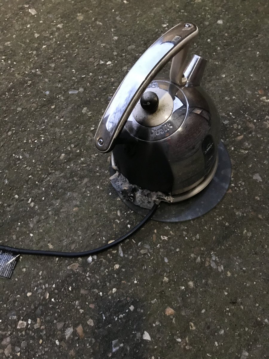 hannah_welman's tweet photo. Instead of a quick cuppa - I got a house full of smoke and I can’t get rid of the smell!!! 😱 #dualit #dualitkettle https://t.co/RB820v04r8