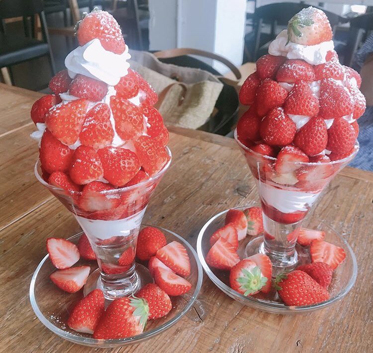 saijyo_sweets's tweet photo. 京都府京都市河原町駅近くにあるお店「TABIYA CAFE」の、イチゴを丸ごと１パック使った数量限定の「こぼれ苺パフェ」✨ https://t.co/ht0UcCvblv