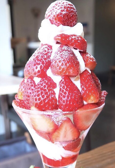 saijyo_sweets's tweet photo. 京都府京都市河原町駅近くにあるお店「TABIYA CAFE」の、イチゴを丸ごと１パック使った数量限定の「こぼれ苺パフェ」✨ https://t.co/ht0UcCvblv