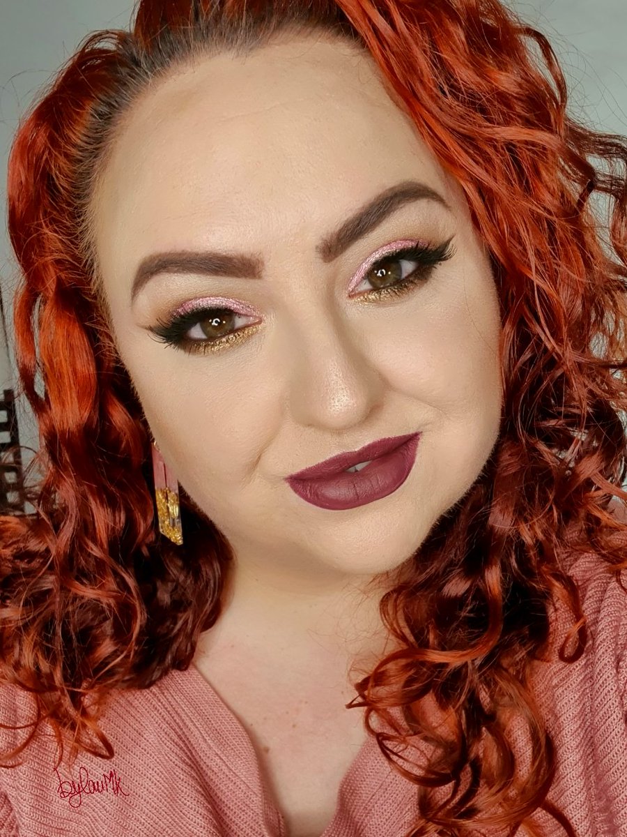 bylauMK's tweet photo. ¡¡Look de hoy!! Ojos hiper rasgados (un poco foxy, verdad?) con las sombras 07 y 27 de #constancecarroll acompañadas de la paleta "Naked Reloaded" de @UrbanDecay 💜
En los labios el Matte Lip Crayon "116. Cherryfic" de @lorealspain 💄
¡¡Buenas noches chiquis!! 🌙❤ https://t.co/yP3DHwf6Zq