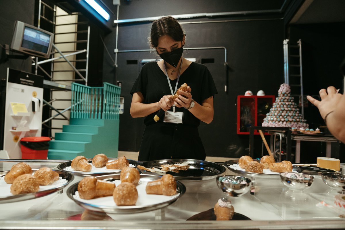 OperadeTenerife's tweet photo. Cuélate entre bambalinas y descubre cómo hemos hecho posible nuestro #IlmatrimoniosegretoADT 🧁💍.
@Auditoriotfe #OperaeStudio #VolcándeEmociones #AuditoriodeTenerife #ÓperadeTenerife https://t.co/H0TmvBgcMf