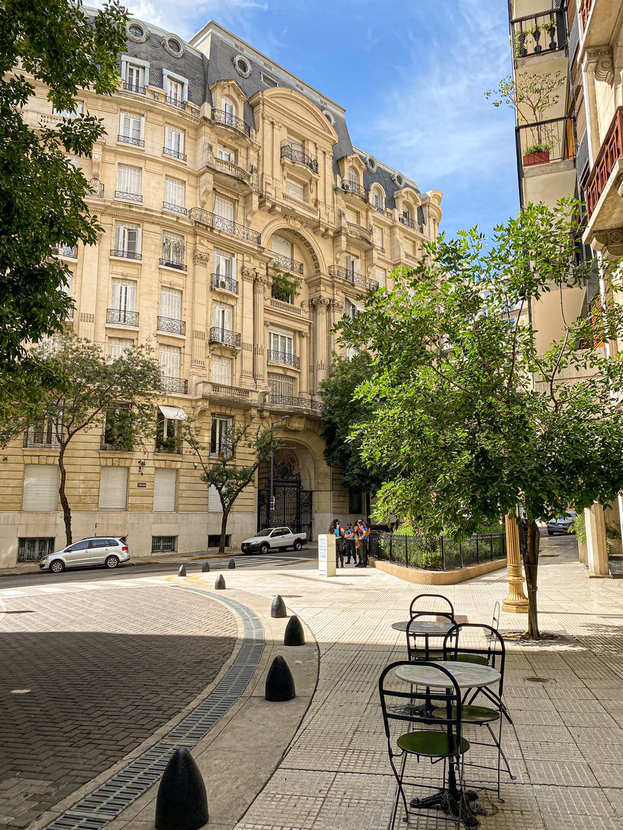 “Buenos Aires es la capital de un imperio que nunca existió” dijo alguna vez André Maraux a Victoria Ocampo. Y es así.

Creo que a veces los que la transitamos todos los días no nos damos cuenta de lo que nos rodea.
