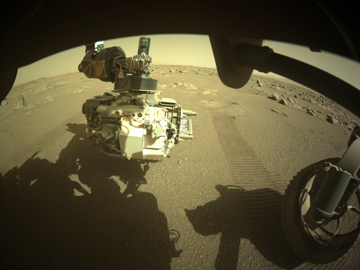 SpaceGirlKim's tweet photo. Hazcam image of WATSON looking under Perseverance. #perserverancerover https://t.co/4Qwfutca24