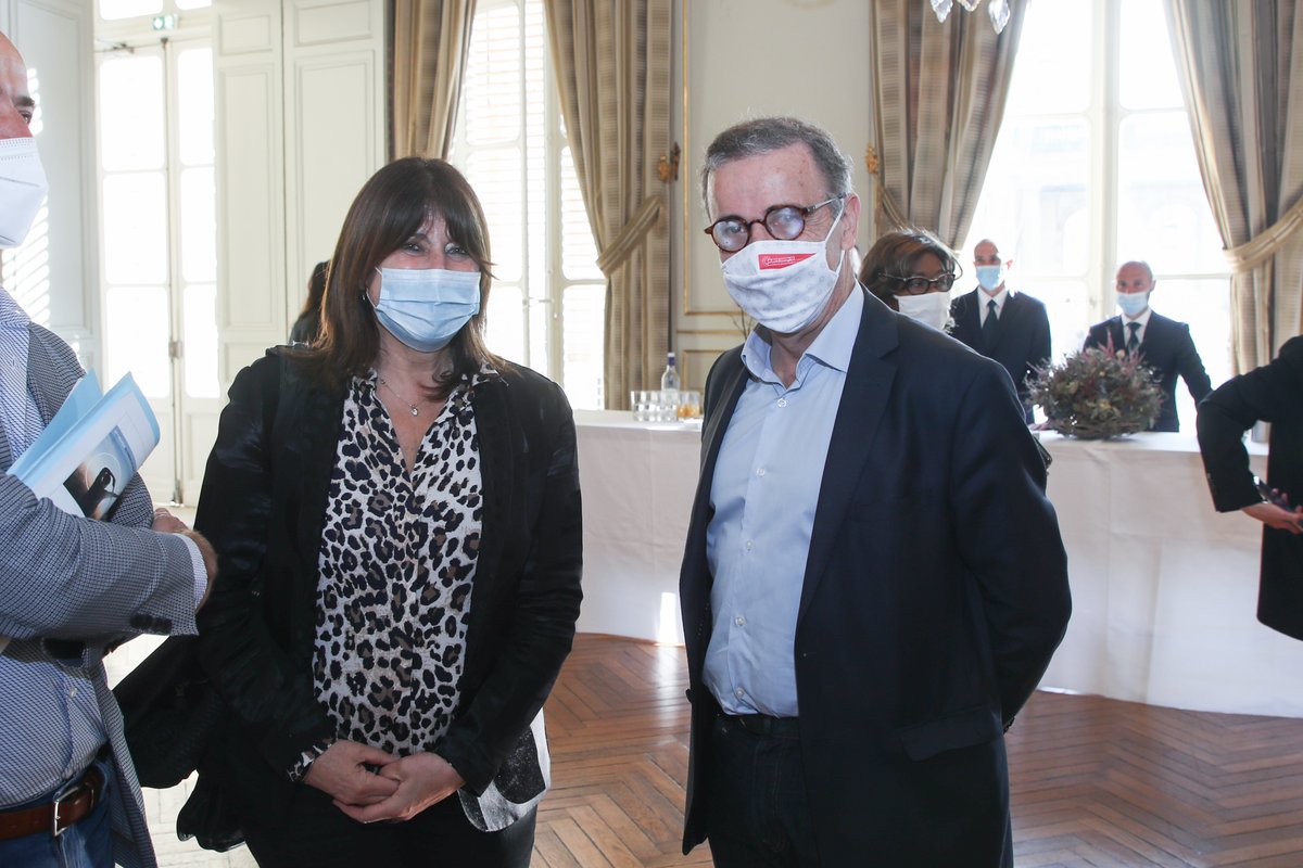 PierreHurmic's tweet photo. 🌍Accueil des maires du monde francophone pour le 93ème bureau de l'@AIMFrancophones sur le thème de l'économie #circulaire.
Bienvenue à la francophonie à #Bordeaux qui concilie action internationale et transition écologique ♻
https://t.co/OVD2cZzFFl https://t.co/XDTUI2gTTb