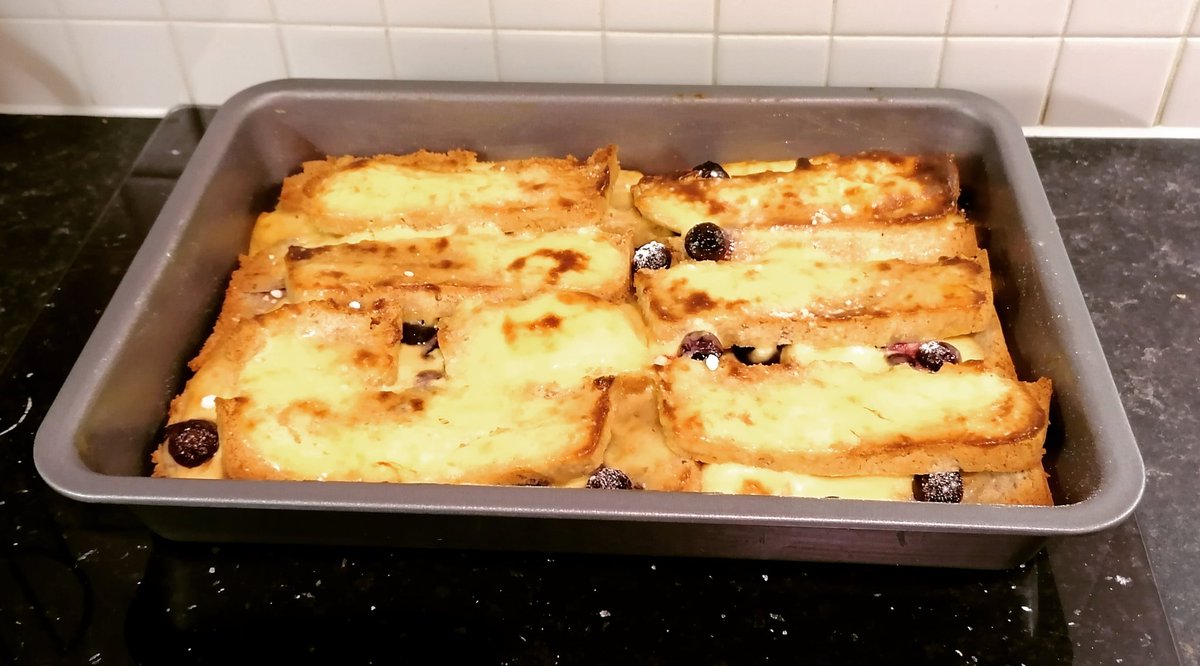 loopyloopf1's tweet photo. Blueberry bread and butter pudding 😋👩🏻‍🍳
From @cheftomkerridge #thedopaminediet book

#sugarfree #lowcarb #almondbread #breadandbutterpudding https://t.co/H737lWHpyI