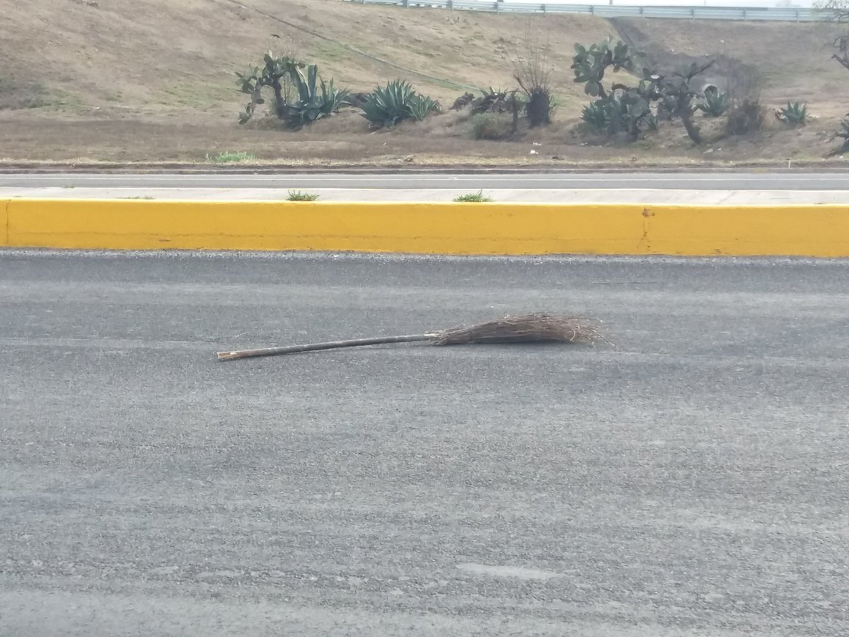ElDaka22's tweet photo. es #urgente que pongan #Topes en la #Tulancingo #jaltepec.. muchos #Accidentes #Viales #Atropellaron a una #BrujaEscarlata la hicieron practicamente #pólvo.. no se le vió ni el gorro... nuestro mas sentido pesame a la comunidad de las #Brujas..... https://t.co/DVfcRen4YE