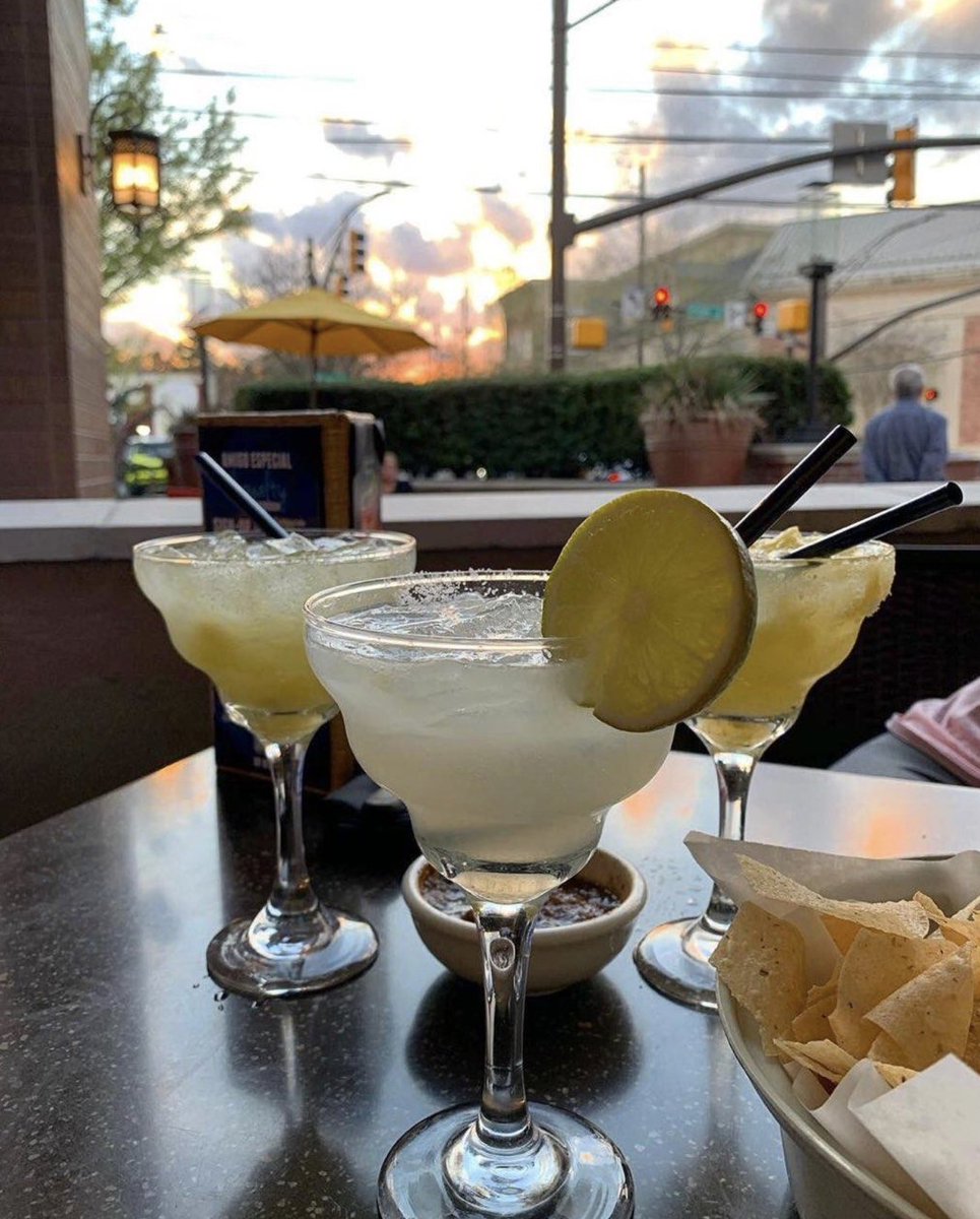 idriveorlando's tweet photo. We like our Monday margs shaken, with a salted rim and a sunset in sight.😎

(https://t.co/VEkcFiaaft)
#MondayMargs #AlFrescoDining #HappyHour #InternationalDrive
📷:  @unclejulios https://t.co/w1HkrVvoqr