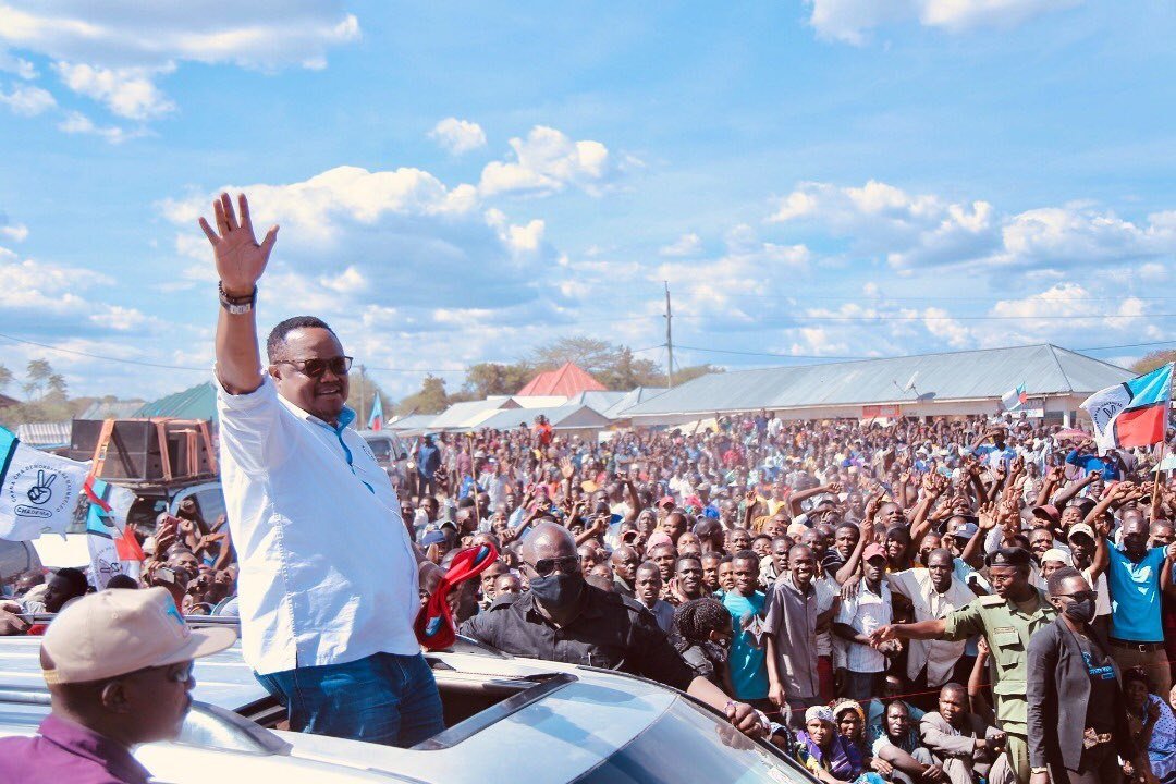 KumbushoDawson's tweet photo. NAWAZA katiba ingesema kuwa Pindi Rais wa nchi ANAPOFARIKI basi aliyekuwa anashika nafasi ya pili katika Uchaguzi Mkuu ndio anakua Rais na chama chake kitaunda serikali cjui ingekuaje?

Mwanangu mwenyewe @TunduALissu https://t.co/It4t1bcdMw