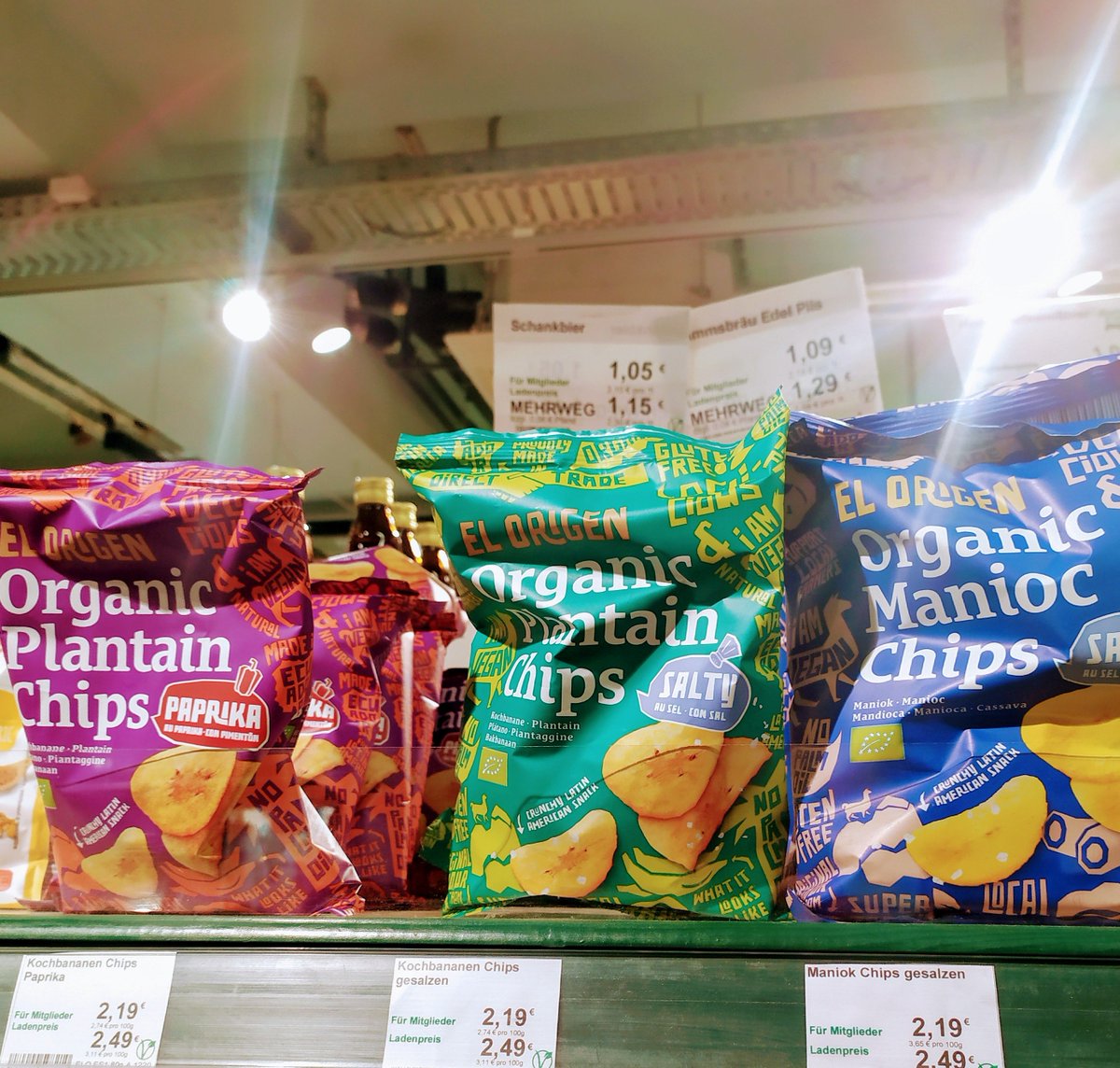 Angacol's tweet photo. Today's joy: Platanitos y yuquitas en un supermercado por la casa #Berlin ... platanitos con paprika today's what-the-heck 🤷🏽♀️ #comidafusion https://t.co/oD1DK6N600