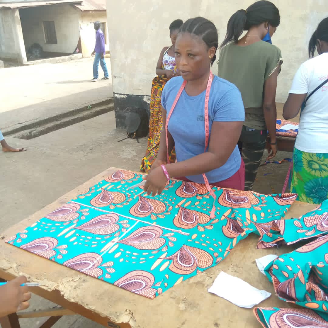 sl_sdf's tweet photo. #AFTEC students #learn by doing - #tailoring practicals at #AFTEC’s #industrial #tailoring site at Juba, #Freetown #SDFSierraLeone #skilldevelopment #handsontraining. Project funded by @WorldBank with #GoSL https://t.co/C3VL6dwsQ0