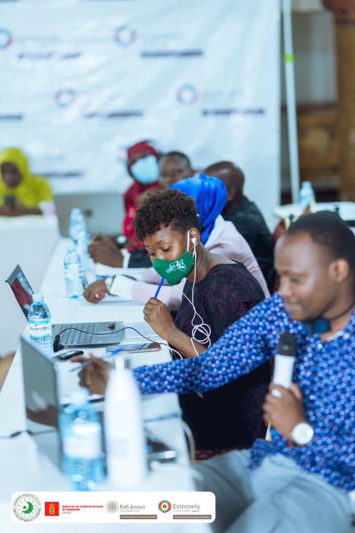 XtremelyUganda's tweet photo. One of our Chapter young leaders @DerrickMugisha taking us through the ET-Uganda presentation video of The Pearl of Africa’s symbols , Artifacts and the religious and cultural diversities it possesses.
#ETExchange #ETConnect #Diversity
@Xtremely2gether @KofiAnnanFdn @DanishMFA https://t.co/CbPulCWuw4