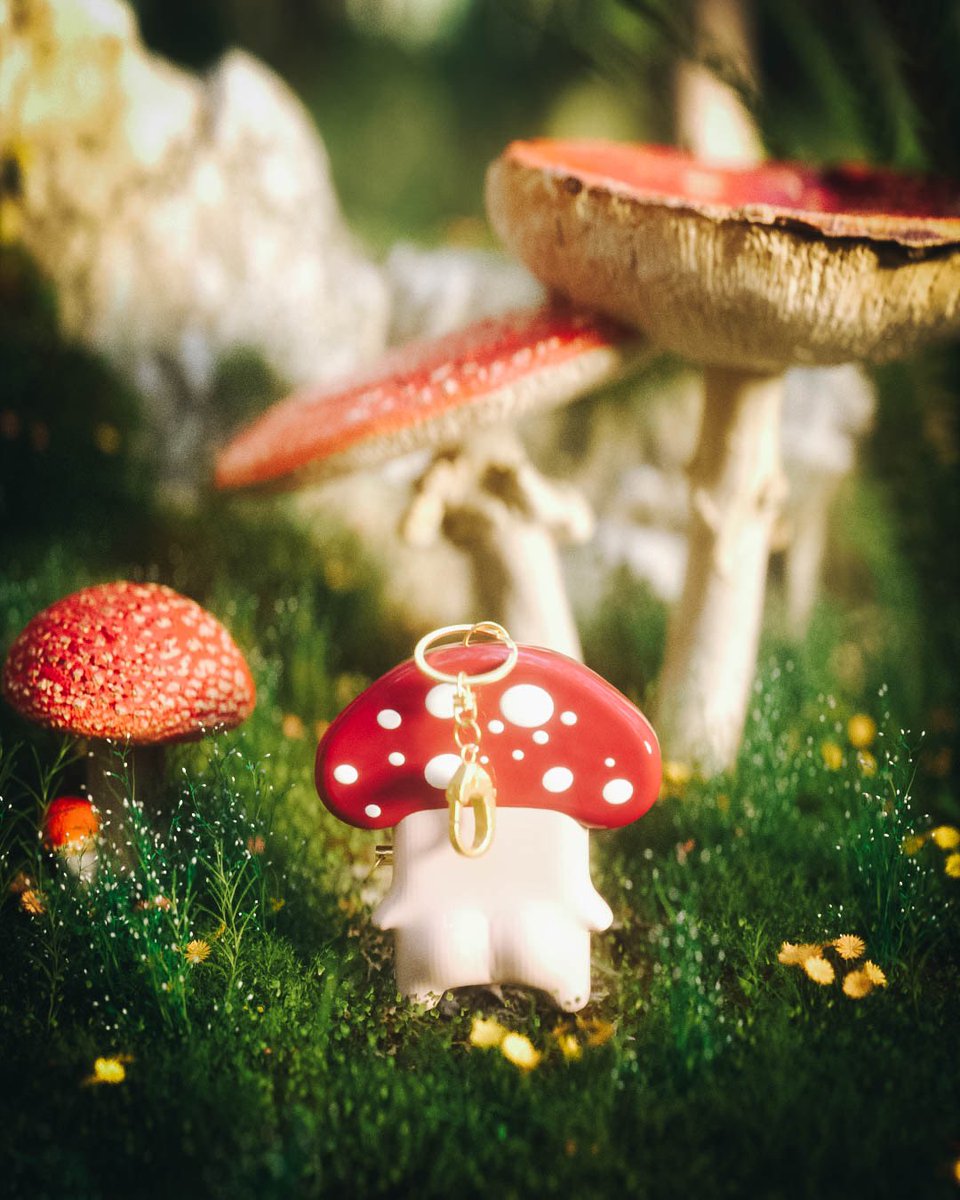 Alythuh's tweet photo. I made these lil self defense alarms, this is Wisp. 🍄

He makes an extremely loud signal to help you in dangerous situations that draws attention to you and the assaulter. You can attach him to your keychain. https://t.co/4D80hnprQA