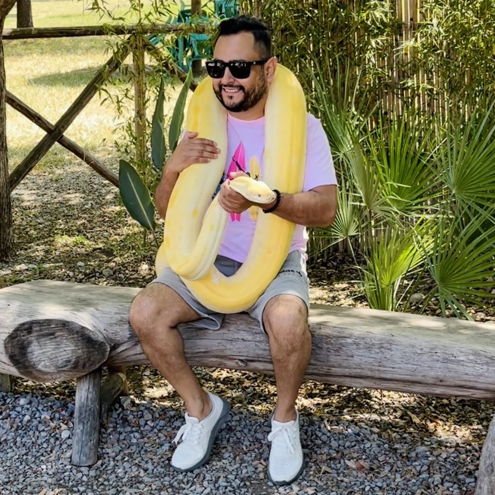 El Tremendo George presumiendo su pitón 🐍 su nueva mascota... 😝 Sigue escuchándolo 👂 hasta las 7 pm.
•
•
•
•
•
•
•
•
•
•
-
-
-
-
-
-
#HolaLaredo #soydeley #holalaredo #laredotx #laredotexas