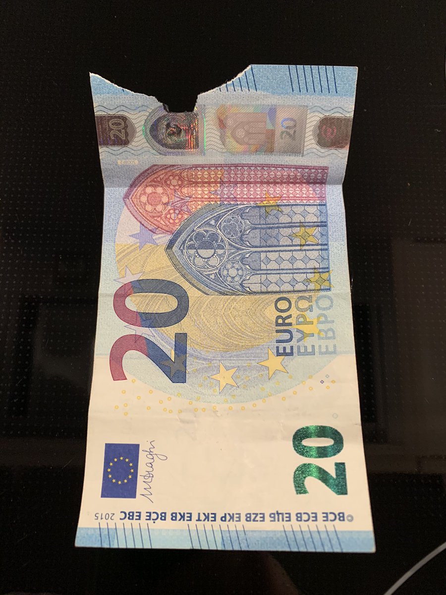 #McDonalds Dieser 20€ Schein wurde gerade beim McDrive mit den Worten, “das geht nicht“, nicht als Zahlungsmittel anerkannt. Hab ich was verpasst oder bin ich wieder Deppenmagnet? Bitte um Aufklärung! Danke.