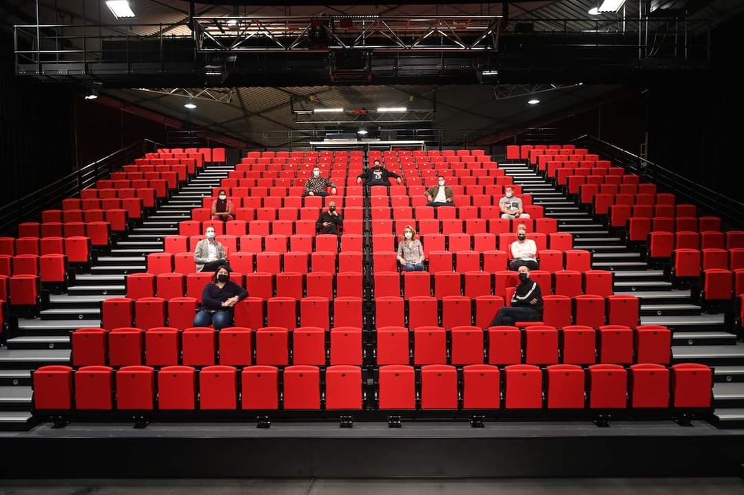 NadiaLakehal's tweet photo. Culture à Vaulx-en-Velin 

➡️Heureuse de vous faire découvrir les nouveaux gradins installés depuis quelques mois déjà mais pas encore utilisés par nos fidèles spectateurs
Nous passons de 270 à 385 places assises 😉
L'équipe des 5C a hâte de vous accueillir ! 👏 https://t.co/hky3cvrzSG