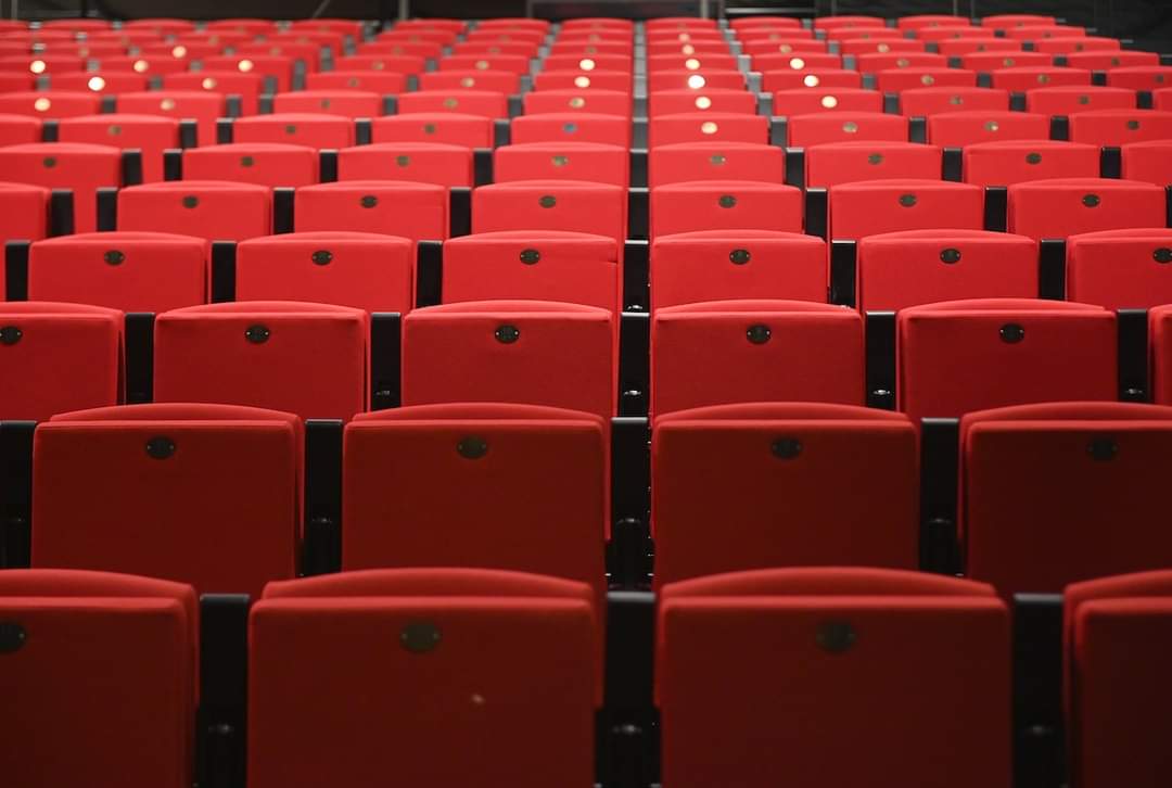 NadiaLakehal's tweet photo. Culture à Vaulx-en-Velin 

➡️Heureuse de vous faire découvrir les nouveaux gradins installés depuis quelques mois déjà mais pas encore utilisés par nos fidèles spectateurs
Nous passons de 270 à 385 places assises 😉
L'équipe des 5C a hâte de vous accueillir ! 👏 https://t.co/hky3cvrzSG