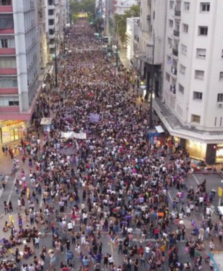 Dijeron en tv que hoy pasamos los 2000 casos nuevos. No es por nada pero hoy hace 15 días .........
