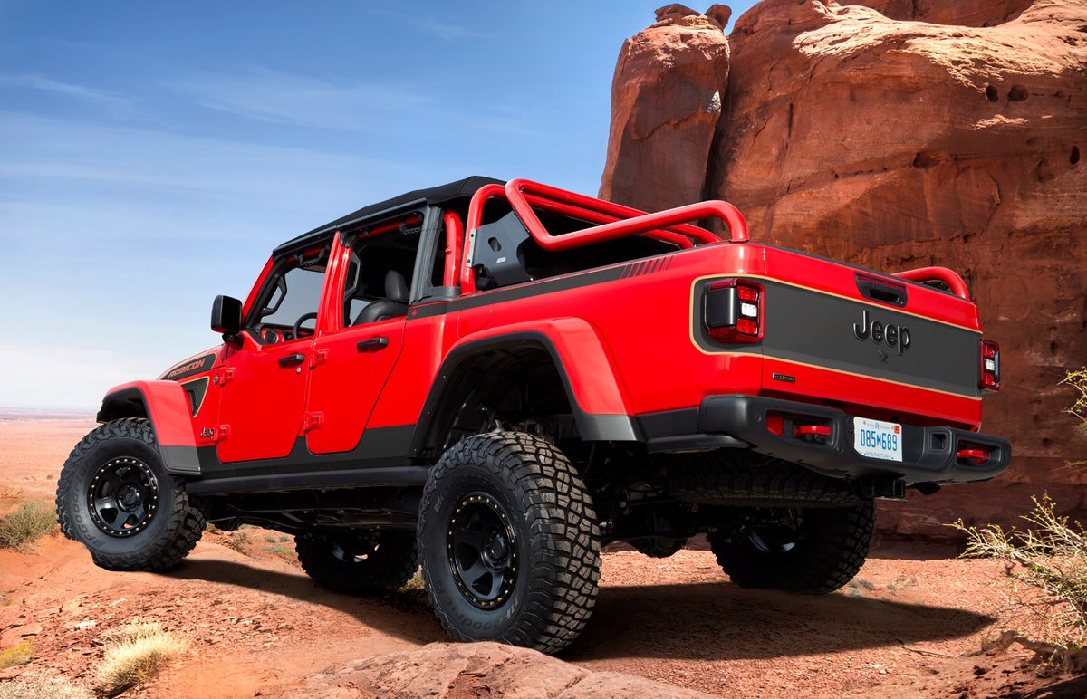 StellantisMX's tweet photo. .@JeepMx Red Bare Concept se construye sobre el legado de pickups resistentes y la legendaria capacidad 4x4 de Jeep para proporcionar rendimiento, eficiencia de combustible y autonomía sobresalientes.  Viene con kit de elevación JPP de 2", rines negro mate de 17” y llantas de 37” https://t.co/CujaJ1TToP