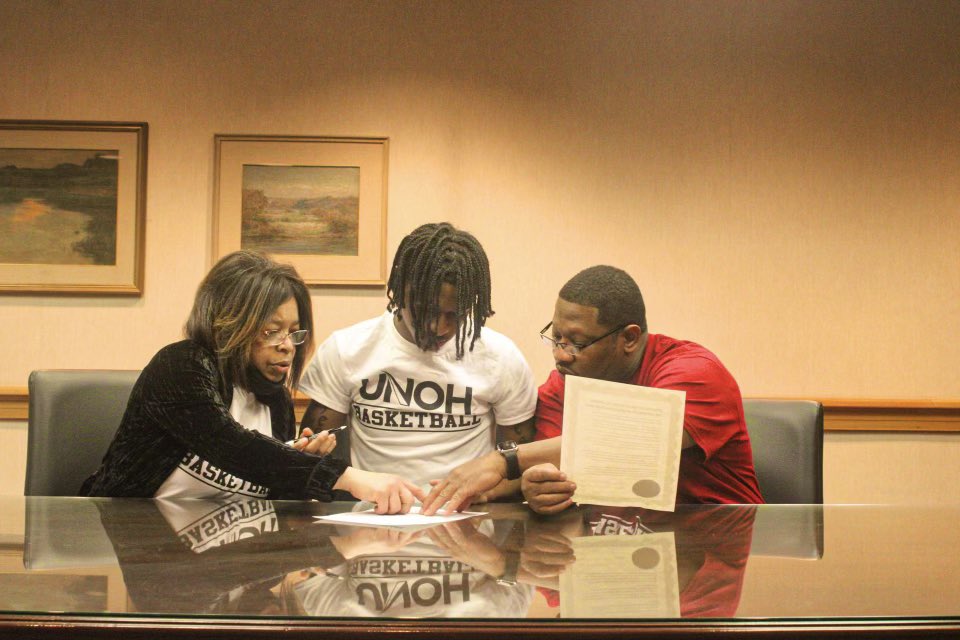 Jalenclark114's tweet photo. Told my mama we not paying for college, i got it https://t.co/whQ0GBfhRO