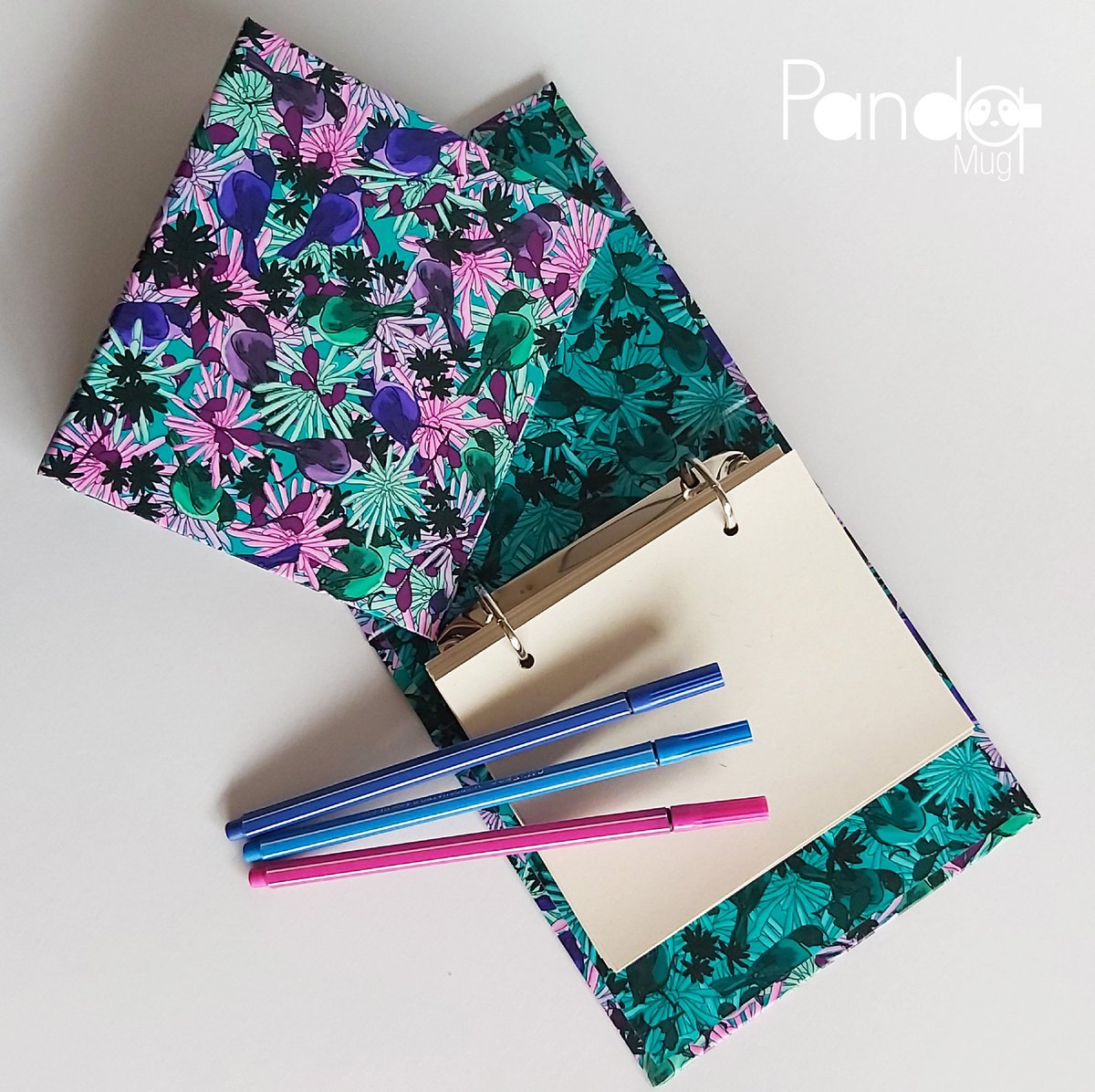 pandamug's tweet photo. Este diseño fue inspirado en algunas de esas aves y plantas más comunes de esa región de Bogotá 😍🎨.  ¿Has hecho alguna caminata ecológica en los páramos de la capital? 😜🥰 #HumedalesDeBogotá #DiseñoColombiano #RegalosÚnicos #Bogotá #Colombia https://t.co/DE4tf0FGnf