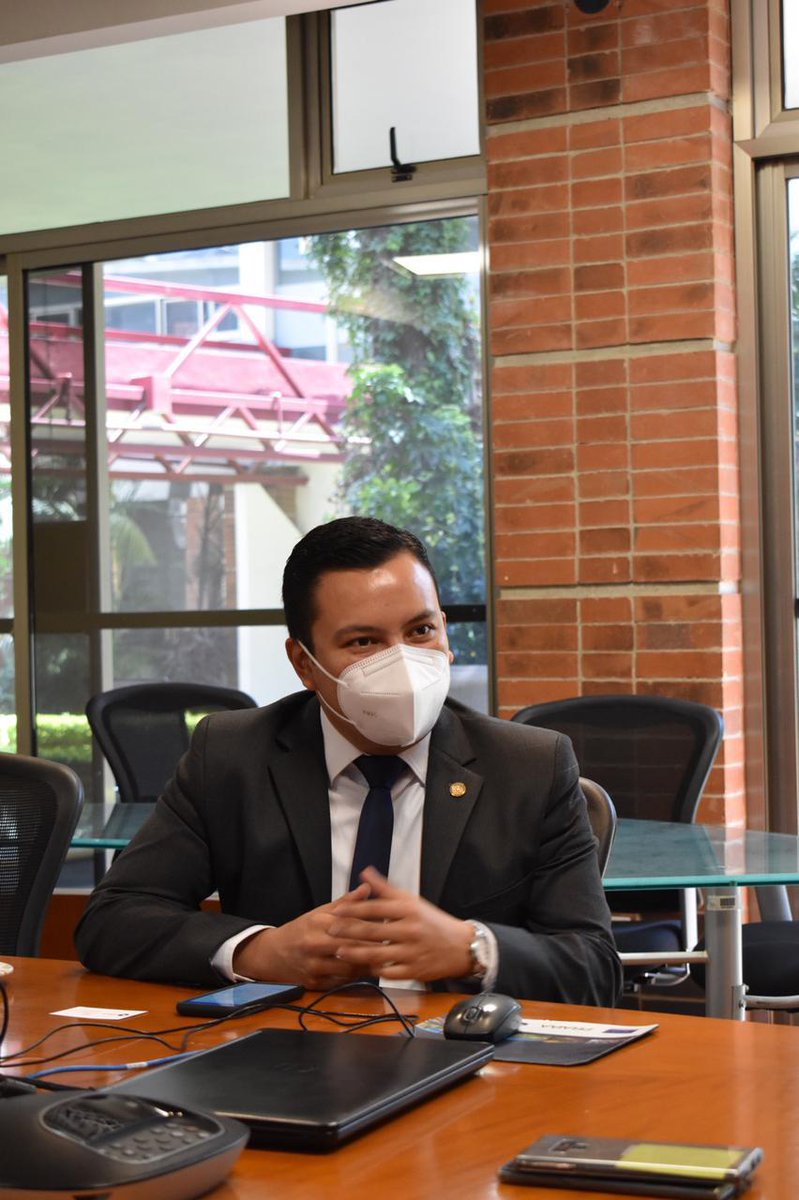 CongresoGuate's tweet photo. Para analizar los avances del proceso de integración económica centroamericana y su inserción en mercados internacionales, el diputado Luis Fernando Pineda, presidente de la Comisión de Integración Regional, se reunió con el Secretario General de @sg_sieca . https://t.co/QOXj9BibKa