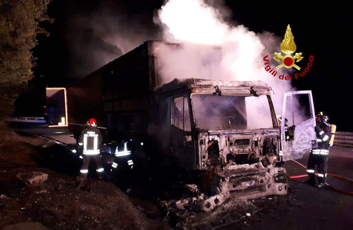 vvfveneto's tweet photo. #22marzo 19:10 #VododiCadore(BL), #incendio di autocarro lungo la SS 51: intossicato l’autista per aver respirato del fumo. #Vigilidelfuoco con tre squadre spengono il rogo #soccorsiquotidiani https://t.co/14AWNE2zb9