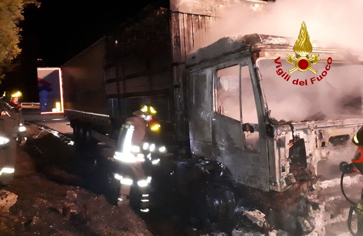 vvfveneto's tweet photo. #22marzo 19:10 #VododiCadore(BL), #incendio di autocarro lungo la SS 51: intossicato l’autista per aver respirato del fumo. #Vigilidelfuoco con tre squadre spengono il rogo #soccorsiquotidiani https://t.co/14AWNE2zb9