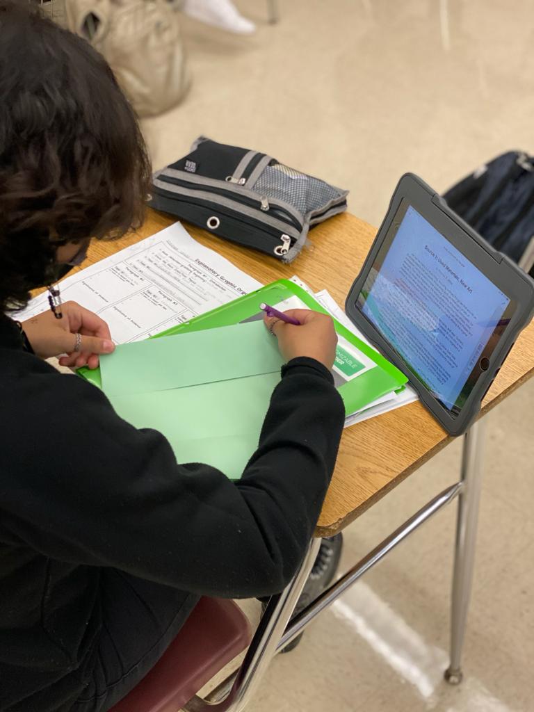HammocksMiddle's tweet photo. Counting down until April! Ms. Melero's ESOLstudents are Focused, Studious, and Attentive in their blended writing activity! @dpvils @DigitalPromise @MDCPSREADING @MDCPS_MSR @MDCPSSouth @miamimagnets https://t.co/h3nGY212U4