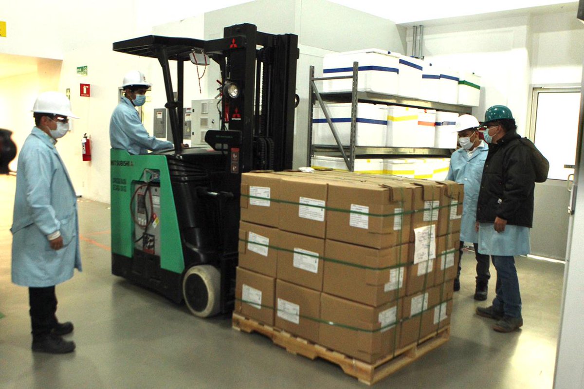 m_ebrard's tweet photo. Cargando 940 020 dosis de la vacuna CansinoBio terminada y envasada en la planta Drugmex de Querétaro. Hoy le dimos el banderazo a la primera entrega a BIRMEX. Un gran logro de México que permitirá duplicar la velocidad de vacunacion. https://t.co/emvgkhdcRw