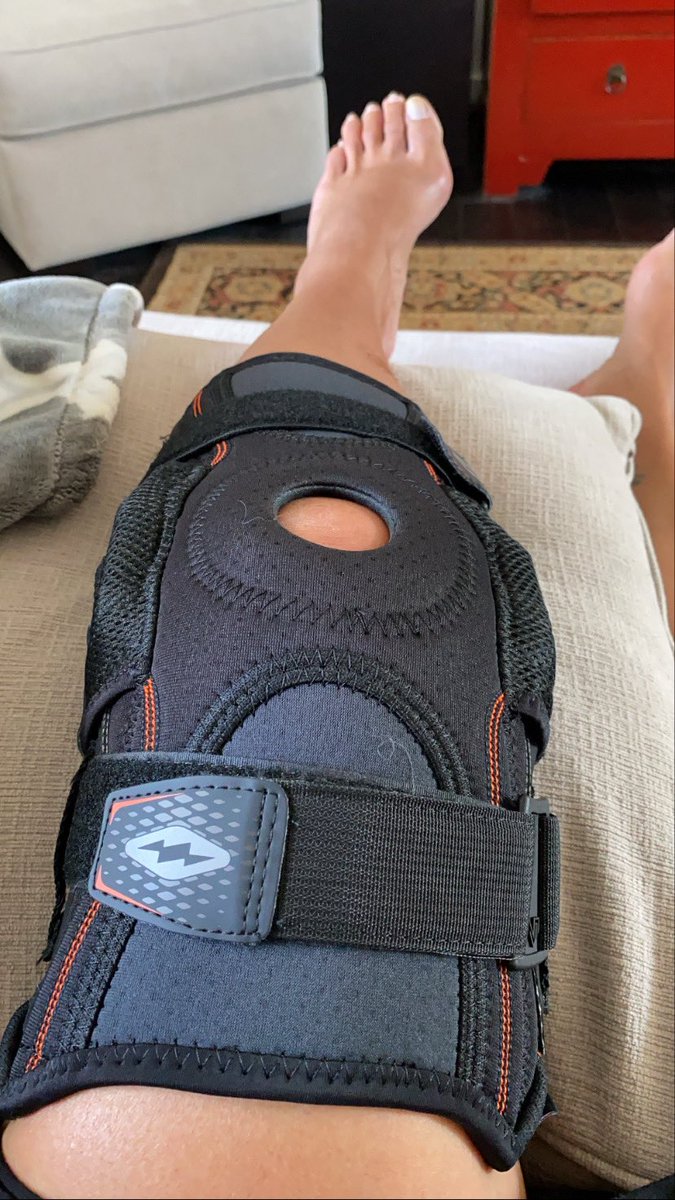 JoanieX2's tweet photo. Bringing back memories from when it was on the other knee in 2017 for an MCL tear😬I think my ski days are over⛷#twistedknee #faacck https://t.co/HNZSamUpLu