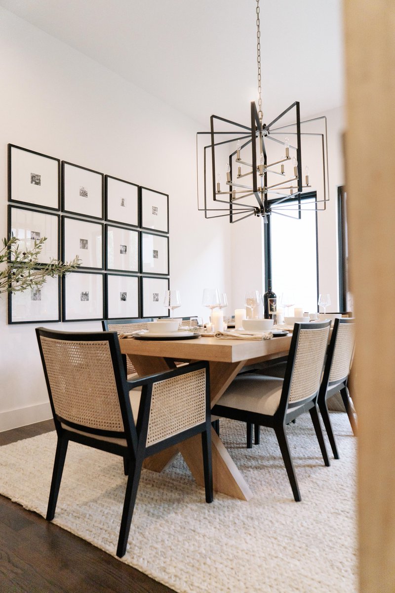 potterybarn's tweet image. When it came to designing @NastiaLiukin&apos;s dining room, #DesignCrew expert Kelli B. wanted to create a welcoming space that was perfect for small or large gatherings. Together they chose refined yet relaxed elements to balance the space. See the full tour: bit.ly/3c8x9WD
