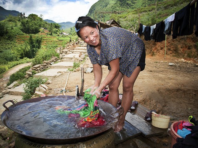 UmojaWaMataifa's tweet image. Kila unapofua nguo, vipande vidogo vya plastiki hupelekwa na maji hadi kuliwa na samaki - na hatimaye kufika kwenye sahani yako.

Je ulikuwa unafahamu hilo?
Soma zaidi 👇 #SolveDifferent #ClimateAction
unenvironment.org/news-and-stori…

📷: UN/Kibae Park
📷: @fredynjeje