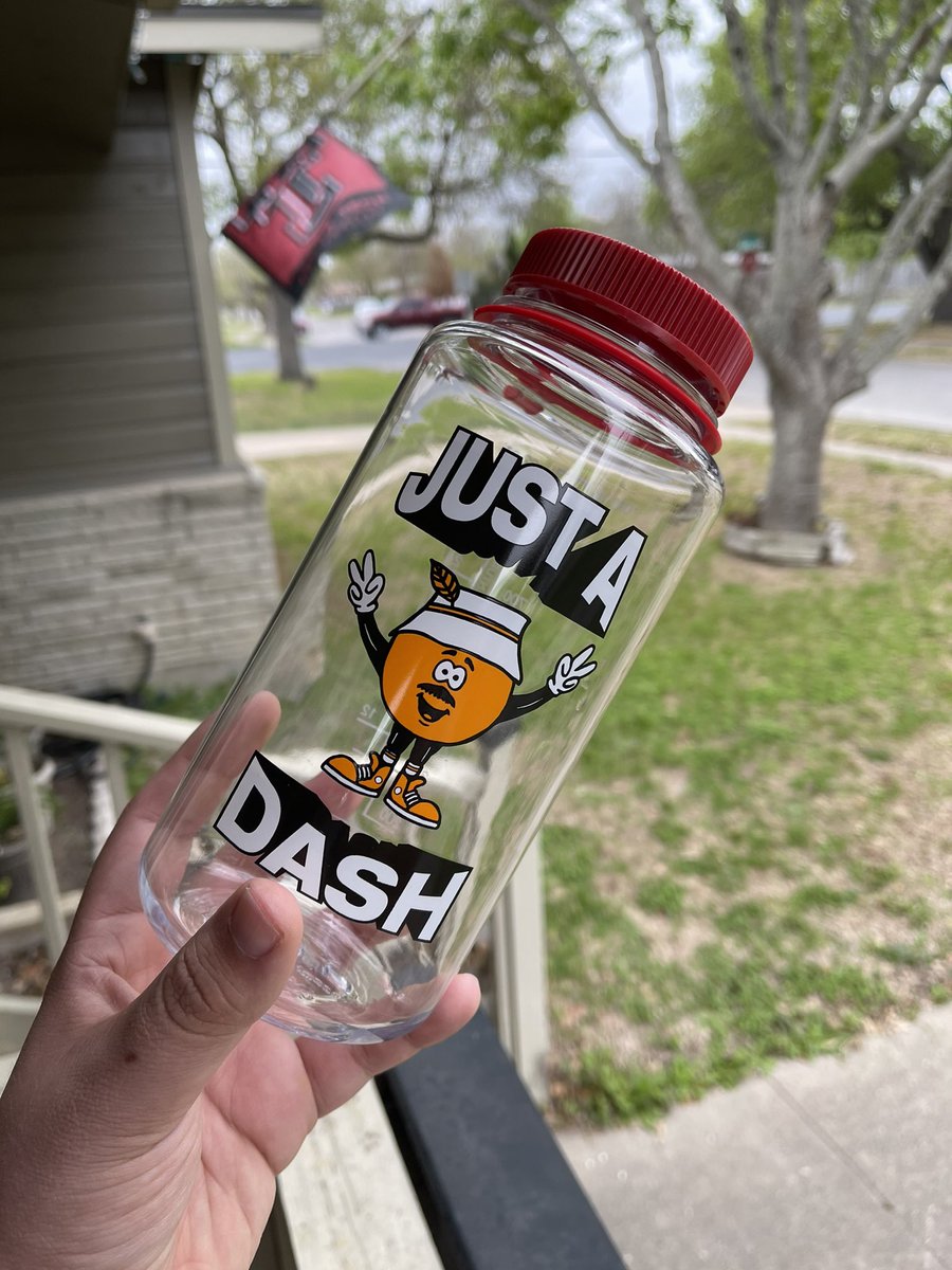 _Rawry's tweet photo. THANK YOU @mattymatheson FOR MAKING THIS SWEET ASS BOTTLE!! ITS GONNA BE HARD TO KEEP DRINKS COLD WITH A BOTTLE THIS 🔥🔥🔥#JUSTADASH https://t.co/53stzDgQrU