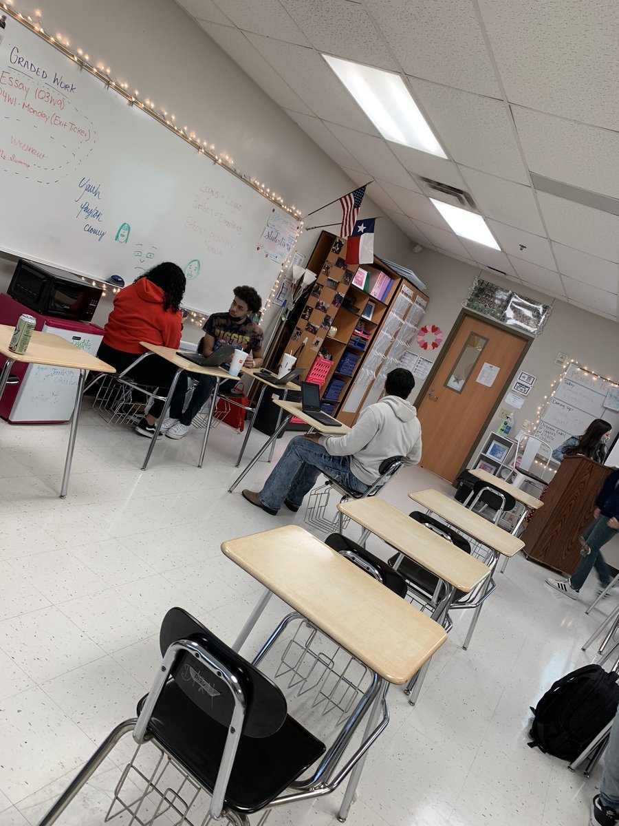 RCHS_Pogue's tweet photo. Student discussions and stations in English II.  Building dendrites  @RoyseCityHS #bulldogpride #rchsleads #engagedlearners https://t.co/EaEIgDpxLi