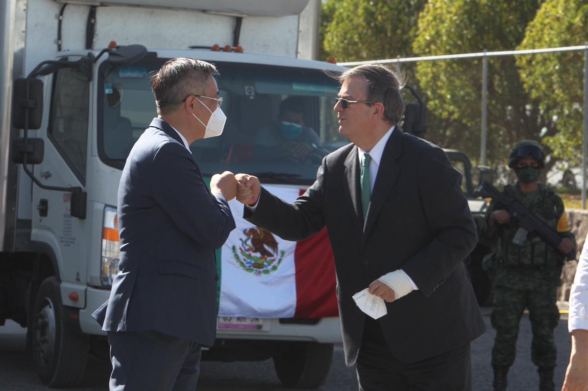 m_ebrard's tweet photo. Salió el primer envío de vacunas CanSinoBio de la planta en Querétaro. Aquí agradezco al Embajador Zhu Qingqiao su respaldo para lograr fase 3 y terminado en México, único país en el que se está haciendo. Unidosis, 940 020 entregadas hoy. Gracias!! https://t.co/IUWX2rkZNc