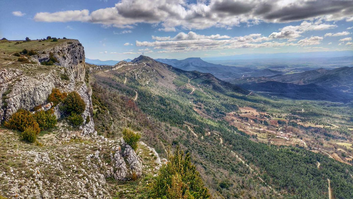 pd_diaz's tweet photo. «Alas que arraiguen · y raíces que vuelen» 🏞️☁️🌳👐
·
·
#Serranía del #Pico #Tablones (1248m), frontera del #ValledelasCaderechas (La #Bureba) y #ValledeValdivielso (#Merindades), #Burgos.
[#HerreradeValdivielso o de #Caderechas / #Burgosenelmundo, @BurgosTur / #cyl, @cylesvida]. https://t.co/VUlI1IoDXR