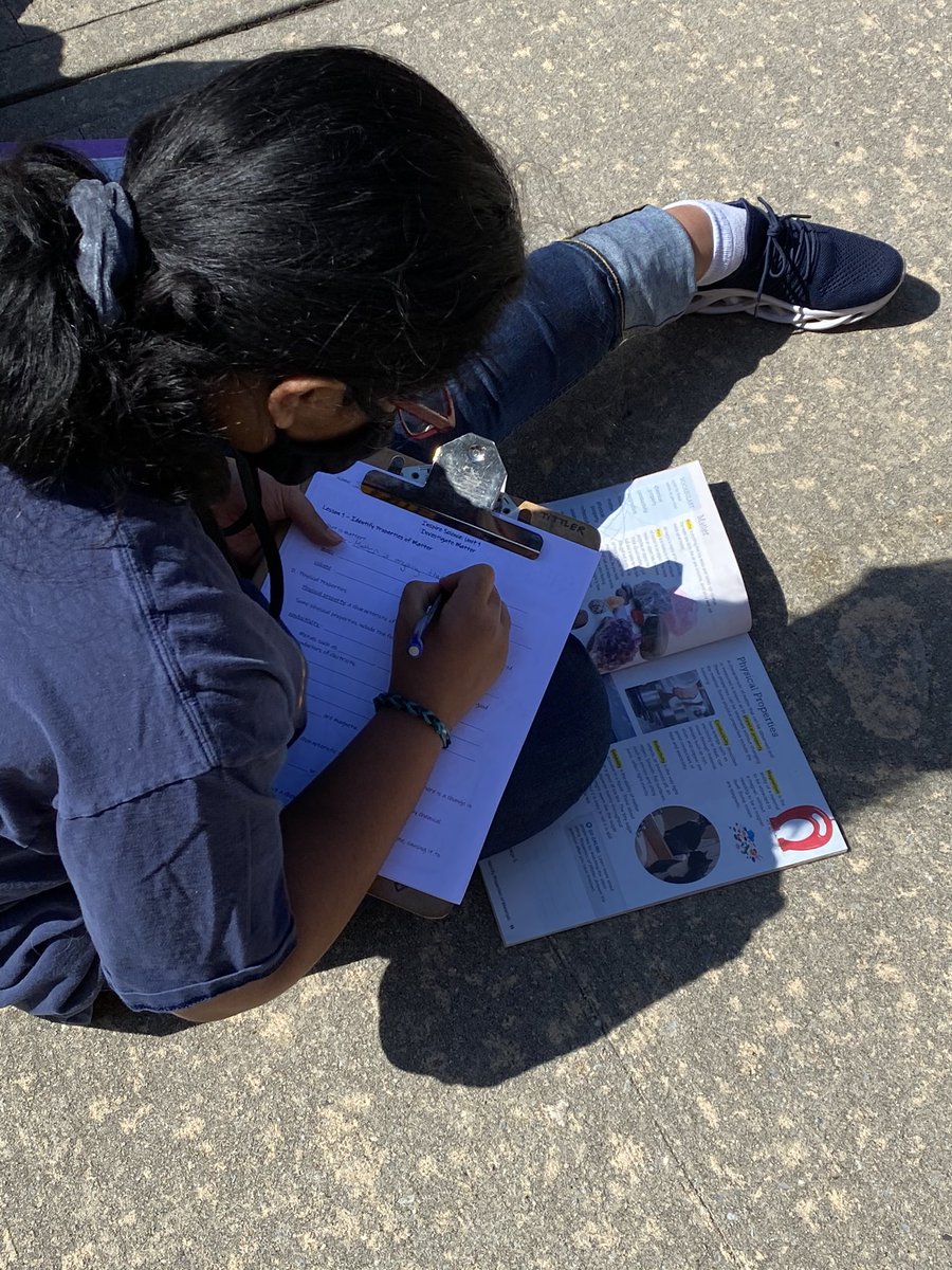 MissCluen's tweet photo. Soaking up the beautiful weather! ☀️Who says you can’t learn about physical and chemical changes outside??? #scienceoutside #finallyspring @OFFICIALFSUFSD @wsselementary https://t.co/MxqWs919oo
