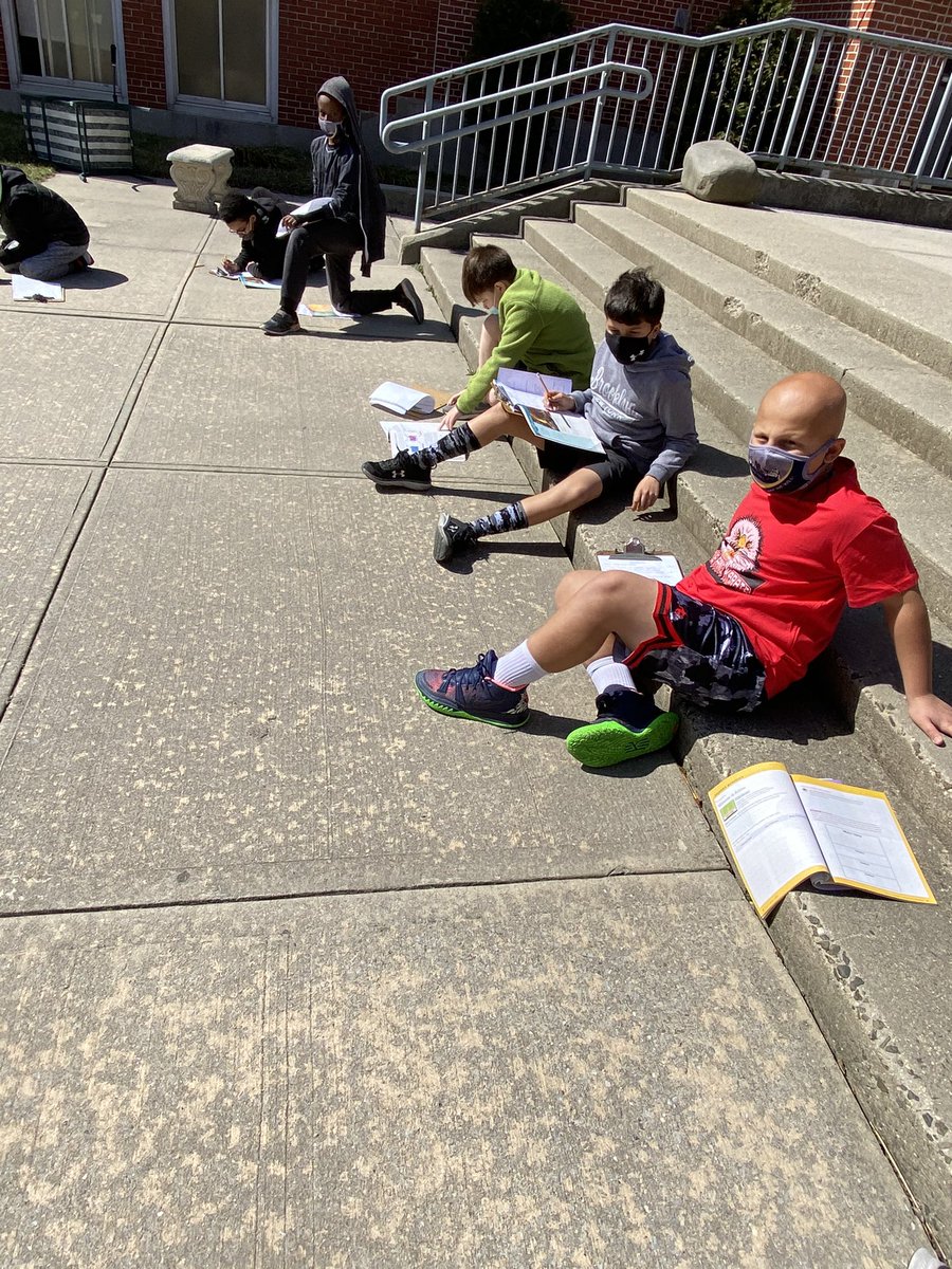 MissCluen's tweet photo. Soaking up the beautiful weather! ☀️Who says you can’t learn about physical and chemical changes outside??? #scienceoutside #finallyspring @OFFICIALFSUFSD @wsselementary https://t.co/MxqWs919oo