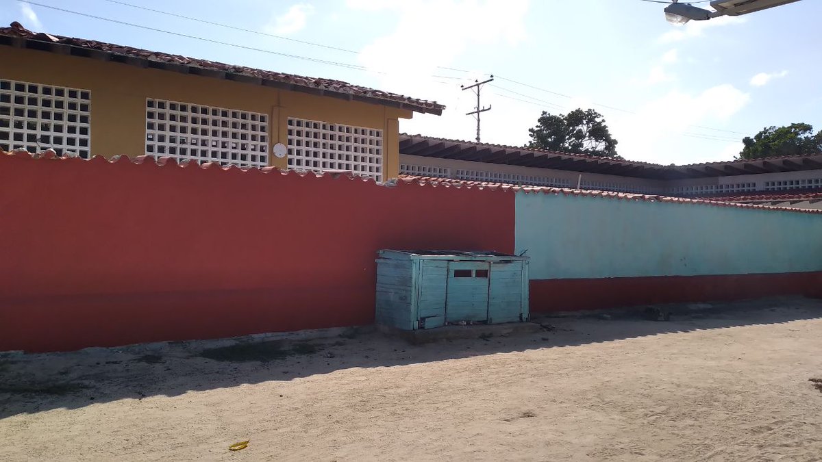 AzulVenezuela's tweet photo. #22Mar Con total éxito se desarrolla en #LosRoques el Plan de Empleo Temporal con participación activa de gran parte de la comunidad logrando embellecer varios espacios públicos #RadicalContraLaCovid19 https://t.co/bHOdVgqQ0R