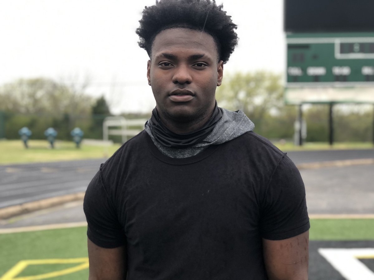 Jason_Howell's tweet photo. DeSoto 2022 RB Chris Henley (@HenleyJr2022) is that big back who can run you over and make you miss #DeSotoU https://t.co/wBIGXFLSXe