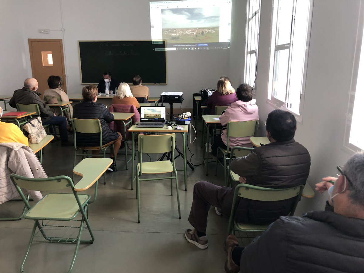 calatraveno's tweet photo. Hoy en nuestra clase de #patrimonio D. Bartolomé Madrid, alcalde de #añora ha profundizado en el legado material e inmaterial de nuestros antepasados y en la identidad de la comarca. Genial @aytoanora @epermanente @EdPermaCOR @OrdenacionDTCor @EducaAnd @Hoyaldia_com @ElQuincenal https://t.co/5rz66lXuNz