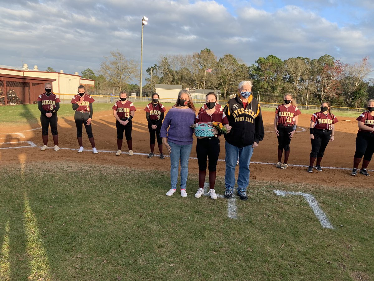 smmohr411's tweet photo. @Dixon_Bulldogs @ChristinaD3192 Honoring our Seniors on the softball team #4 Koral Kagarise and #7 Havian Hayes https://t.co/mfKu9kyjeS