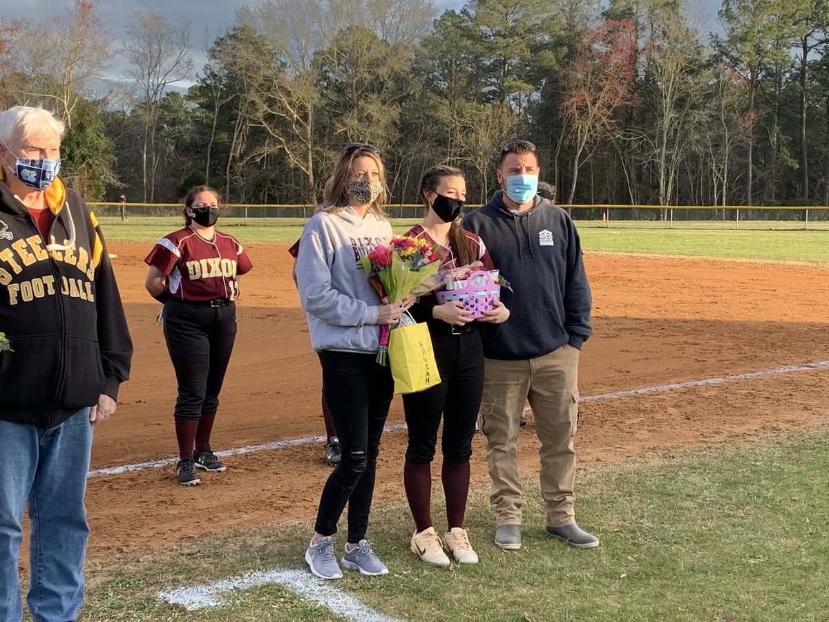 smmohr411's tweet photo. @Dixon_Bulldogs @ChristinaD3192 Honoring our Seniors on the softball team #4 Koral Kagarise and #7 Havian Hayes https://t.co/mfKu9kyjeS