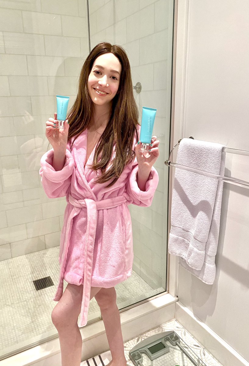simplysashaanne's tweet image. These @Clearista products cleanse, smooth, and soften skin.

The most common use of #Clearista is as a replacement for daily facial cleansers and scrubs. It also helps dry skin, rough skin, bumps, itching, flaking and more! #ad #sponsored

#sashaanne #mua #beauty #influencer