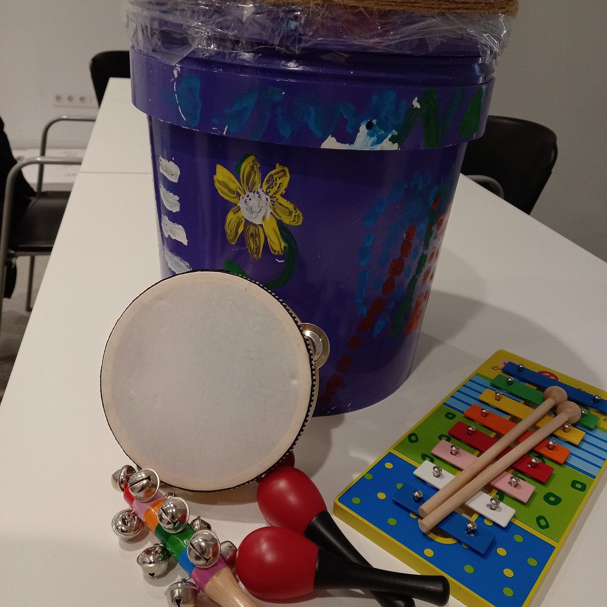 DausValles's tweet photo. 🎶 Hoy #experimentamosconlamusica 
Hemos trabajado la #memoria y la #coordinación. Cómo:
🥁Tocar los #tabales para calentar motores 
🎹Trabajar los #compases con los #instrumentos 
🟦 Escuchar unos compaces y repetirlos
 Baile libre, con música catalana
 Relajacion con mandalas https://t.co/J7WityZrLu