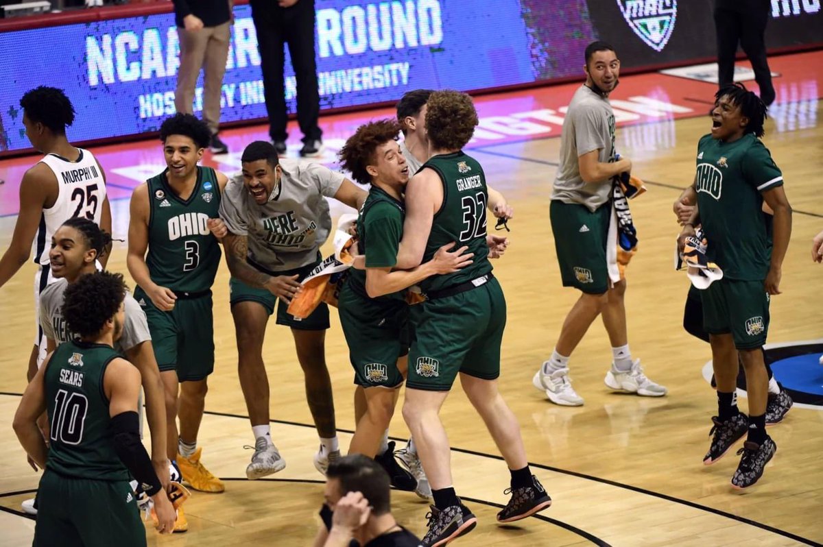 mollyyanity's tweet photo. To all my @OhioBobcats and @ohiou alum... STAND UP &amp; CHEER, then sit down &amp; write! https://t.co/8zyXl593GX