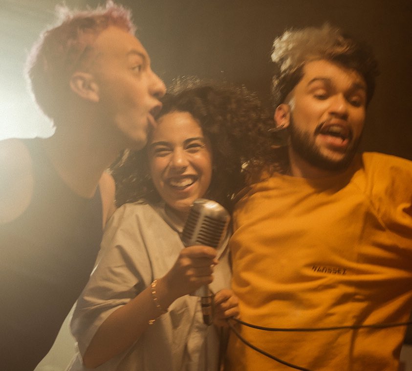 neonrosaneon's tweet photo. faltam 3 dias pra sair “a gente é demais” 🗣 https://t.co/EaN4k4PsbC